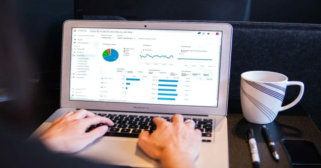 Aprenda como aplicar SEO para plataformas educacionais, estruturar dados Schema Course e gerar cadastros de alunos orgânicos de forma sustentável.