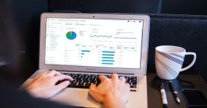 Aprenda como aplicar SEO para plataformas educacionais, estruturar dados Schema Course e gerar cadastros de alunos orgânicos de forma sustentável.