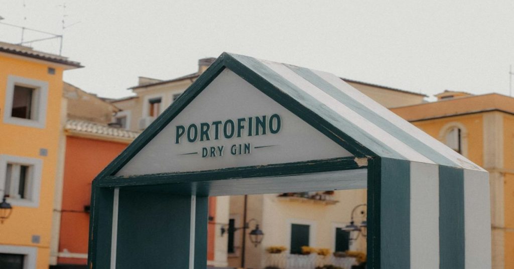 Descubra como otimizar portais de notícias para SEO: rastreabilidade em tempo real, schema NewsArticle, Core Web Vitals e estratégias para Google Notícias.