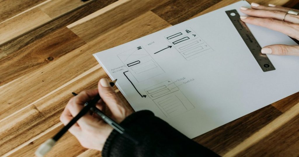 Aprenda a aplicar SEO para redesign de site: proteja a autoridade do domínio, configure redirecionamentos 301 e garanta visibilidade no reposicionamento.