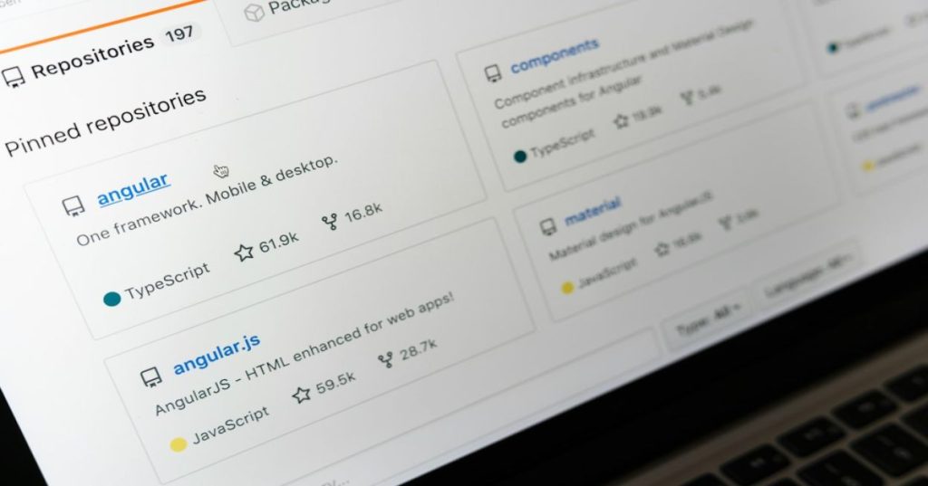 Aprenda a executar um redesign de site corporativo sem perder tráfego no Google. Guia de SEO cobrindo redirecionamentos 301, Core Web Vitals e Schema.