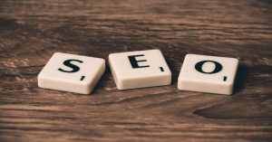 Aprenda a estruturar reviews de moda para e-commerce com foco em SEO, dados estruturados Schema.org e diretrizes do Google Review System para ranquear no topo.