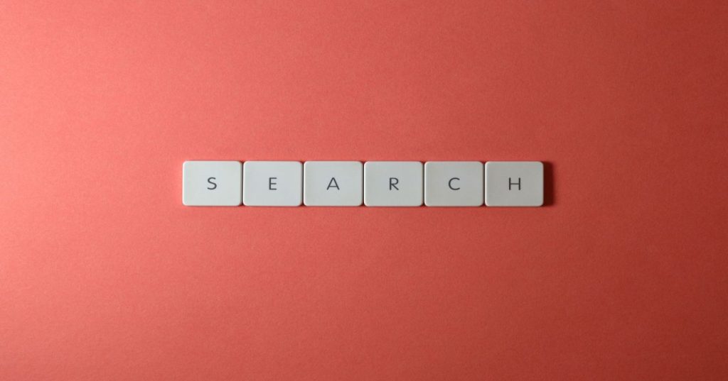 Aprenda como aplicar SEO para sites de imigração, dominando diretrizes de E-E-A-T, dados estruturados e arquitetura de conteúdo para subir posições na busca orgânica.