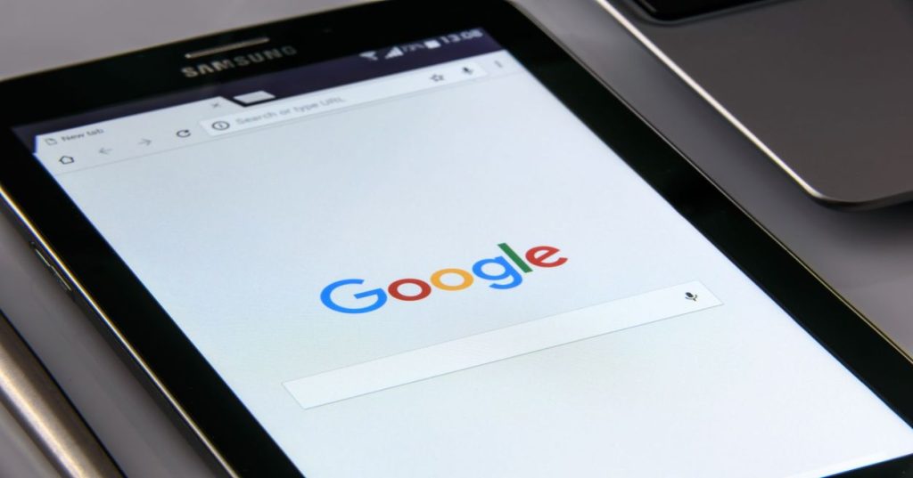 Aprenda a aplicar SEO técnico em e-commerce de moda: controle de filtros e navegação facetada, dados estruturados e otimização de Core Web Vitals.