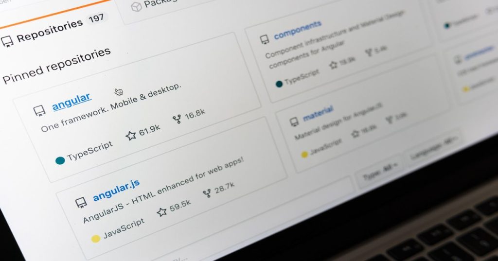 Aprenda a identificar gargalos de CPU, memória e I/O em servidores Linux com WHM/cPanel e restabeleça a performance com este guia prático de troubleshooting.