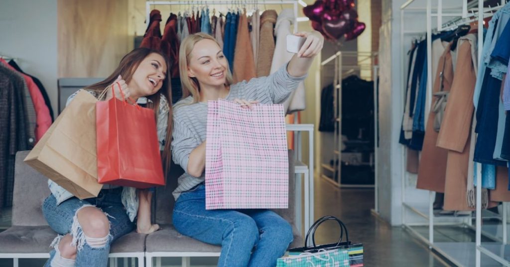Aprenda a criar um setup limpo no Shopify para vender produtos físicos do zero, integrando logística eficiente e autonomia na rotina operacional da loja.