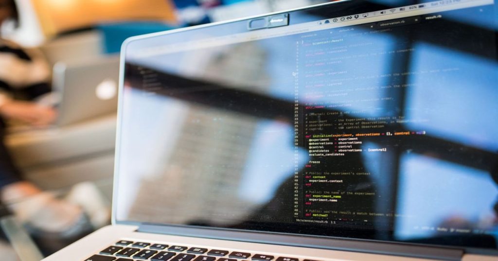 Aprenda a estruturar um pipeline de visão computacional de baixa latência em Python para análise e automação de vídeo em tempo real em jogos.