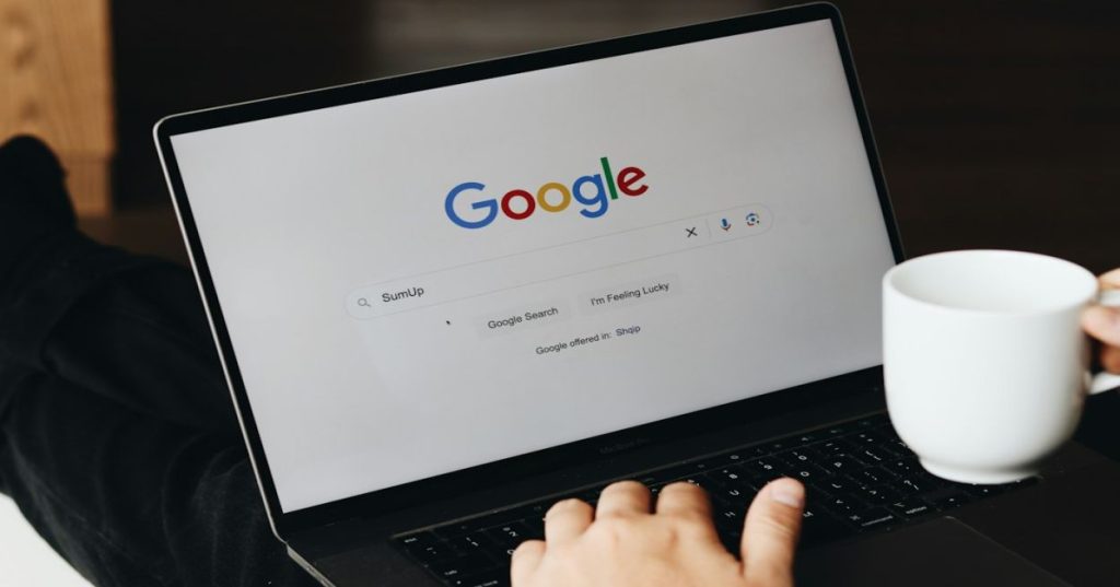 Descubra como alinhar a estratégia de redes sociais ao SEO técnico para transformar engajamento passageiro em tráfego orgânico recorrente e autoridade.