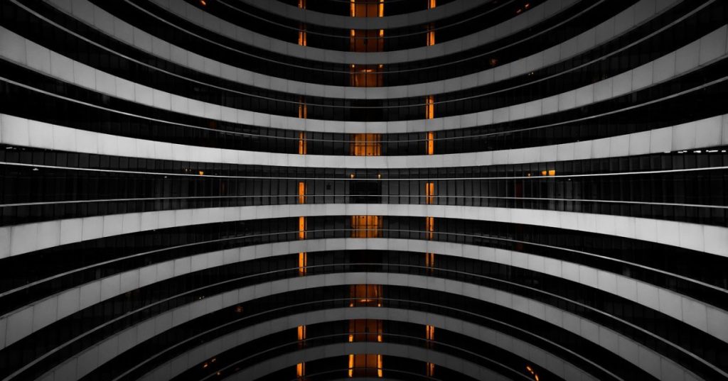 Descubra como construir a arquitetura de backend para um SaaS de redes sociais e IA utilizando o N8N para orquestrar prompts, imagens e agendamentos.
