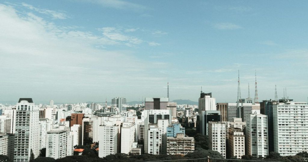 Aprenda a estruturar o SEO local e técnico para sites de empresas de mudança. Estrutura de páginas, Schema MovingCompany e foco em geração de leads.