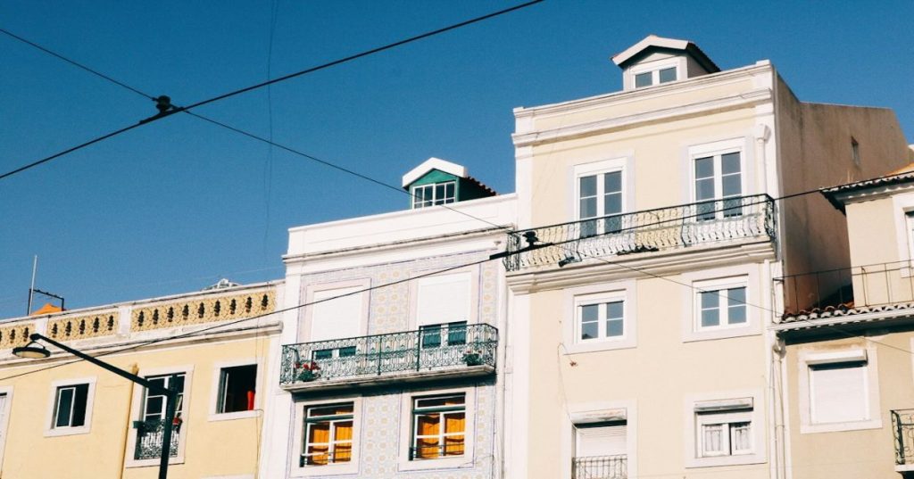 Aprenda a estruturar a arquitetura de SEO para serviços de TI, transformando seu site em um hub de conhecimento com autoridade tópica e dados estruturados.