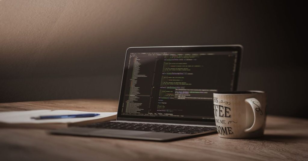 Aprenda a projetar um ecossistema full-stack (Web, iOS e Android) com backend em Python para converter documentos de clientes em CSV usando IA.
