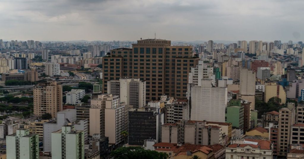 Aprenda a arquitetar um aplicativo de transporte escalável integrando Flutter e Laravel API com boas práticas de geolocalização e mensageria em tempo real.
