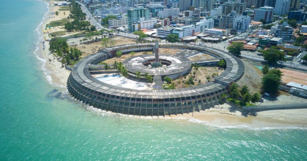 Descubra como estruturar a arquitetura SEO para portal de notícias: otimização de rastreamento, schema NewsArticle, Open Graph e velocidade técnica.