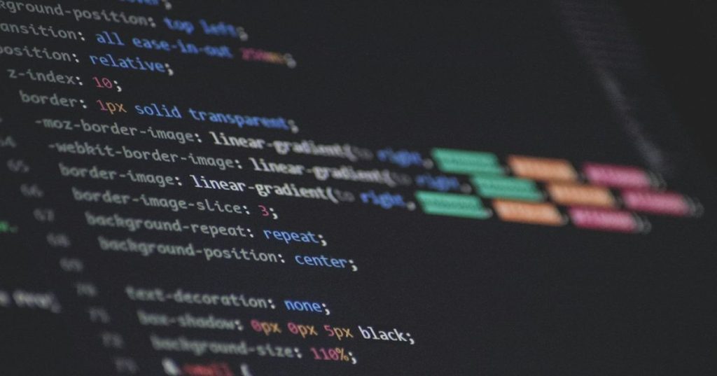 Aprenda a atualizar a versão do PHP no WordPress com segurança, mitigando incompatibilidades de plugins, testando em staging e evitando indisponibilidade.