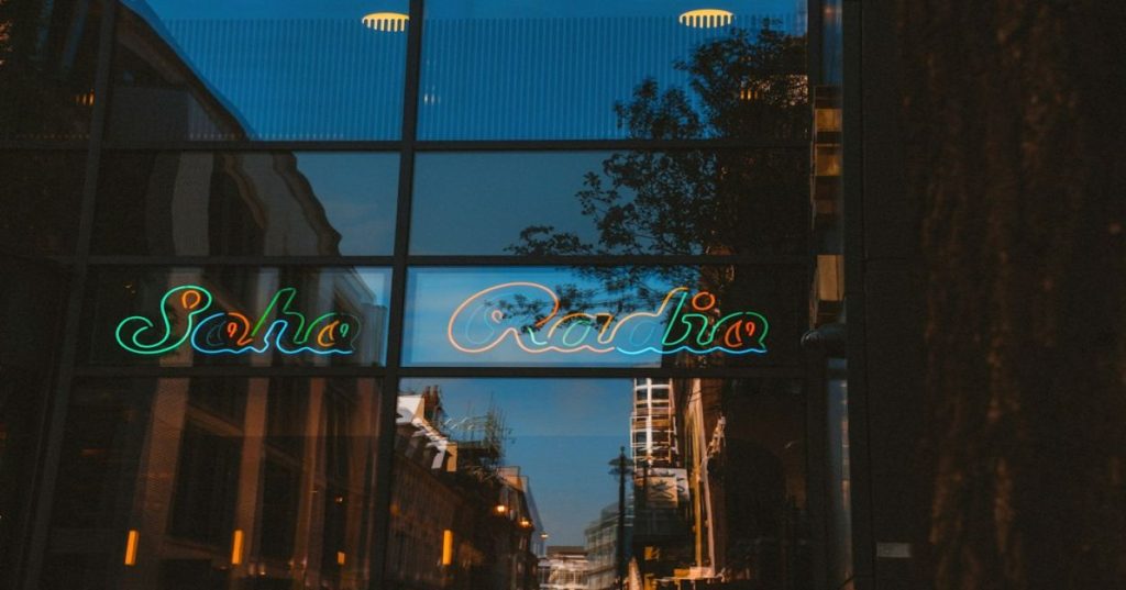 Descubra como estruturar conteúdo de saúde para SEO atendendo aos critérios YMYL e E-E-A-T do Google para obter ranqueamento seguro e sustentável.