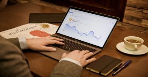 Aprenda a estruturar descrições de produtos para SEO: copy persuasiva, dados estruturados Schema.org e práticas on-page para posicionar sua loja no Google.
