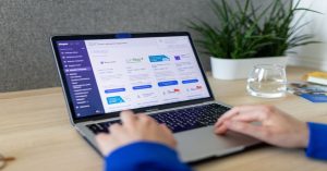 Aprenda a estruturar uma loja moderna no Shopify com foco em tempo de carregamento mínimo, segurança robusta e arquitetura pensada para conversão.
