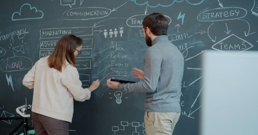 Aprenda a estruturar o SEO local para serviços de telhados, otimizando páginas técnicas, Schema Markup e Core Web Vitals para atrair chamadas e orçamentos.