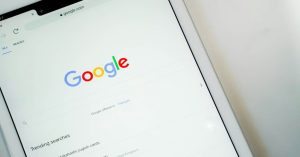 Aprenda a criar um blog leve e responsivo com arquitetura pensada para o Google. Veja boas práticas de SEO para comentários, Core Web Vitals e Schema markup.