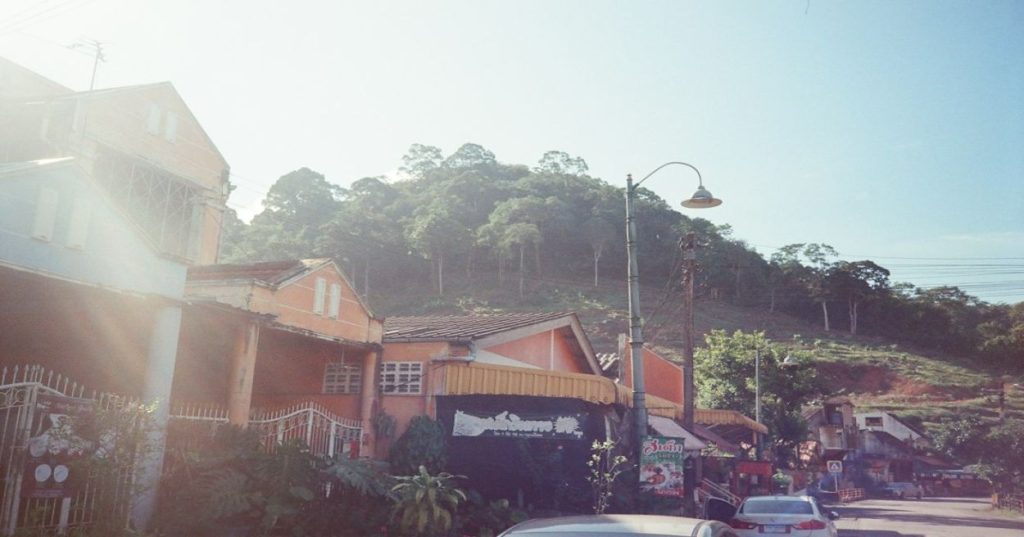 Aprenda as melhores práticas de arquitetura e segurança para criar um software contábil em nuvem com cálculo de GST e relatórios em tempo real.