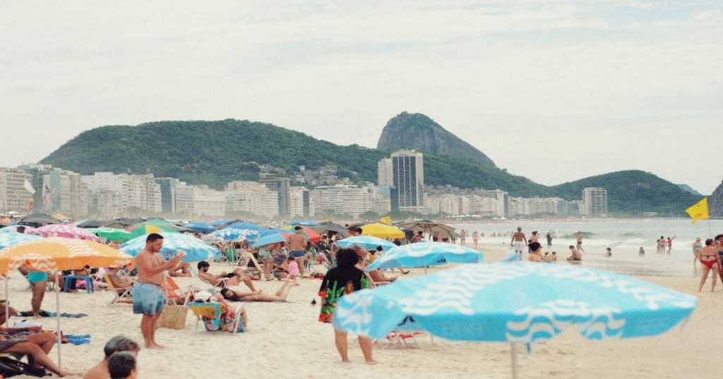 Aprenda a arquitetar uma plataforma de e-commerce e conteúdo escalável com pipelines de IA para geração de descrições, análise de reviews e catálogo.