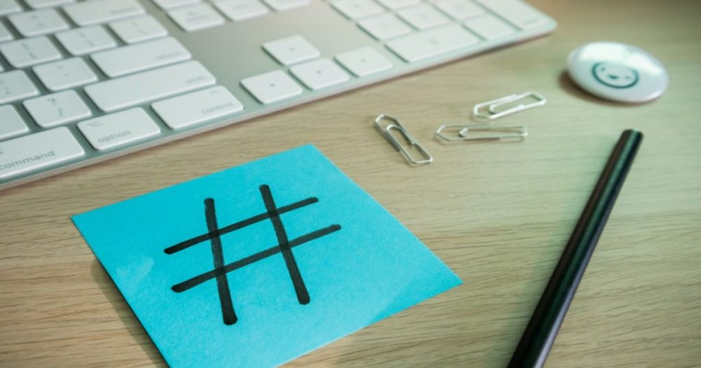 Aprenda o processo técnico para realizar a otimização de landing page para SEO durante uma reformulação de conteúdo e integração de canais sociais.