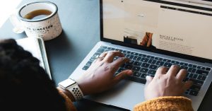 Aprenda como aplicar SEO local para WordPress: configure dados estruturados Schema, alinhe NAP, crie silos geográficos e conquiste as primeiras posições locais.