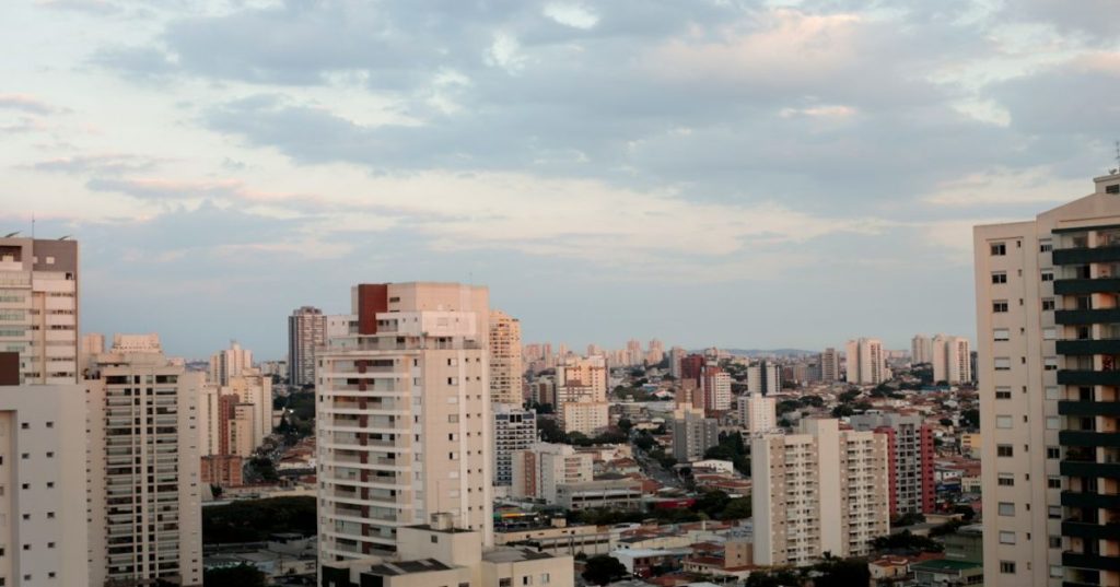 Aprenda a estruturar a integração do tema Houzez no WordPress com o Zoho CRM para criar um MVP imobiliário eficiente, seguro e automatizado.
