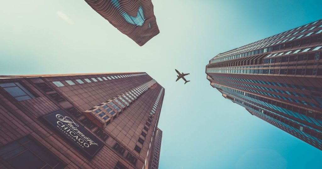 Aprenda a estruturar uma estratégia de 25 artigos aprofundados para SEO, integrando autoridade tópica, arquitetura de links e diretrizes do Google.