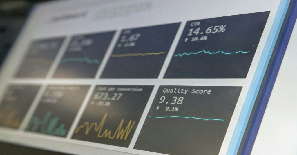 Aprenda a suprimir resultados negativos com SEO técnico e estratégico. Descubra como estruturar entidades, links e ativos para proteger a SERP da sua marca.
