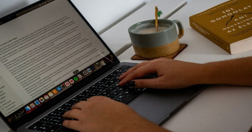 Aprenda a aplicar copywriting para SEO industrial e transformar páginas de engenharia em fontes de tráfego qualificado e solicitações de orçamento.