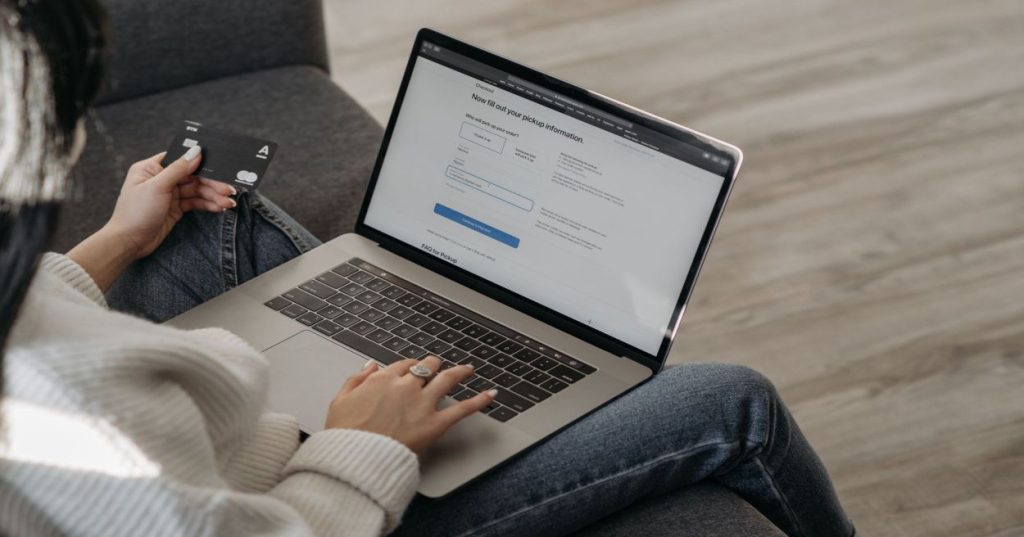 Aprenda a estruturar o desenvolvimento de e-commerce no WordPress e WooCommerce com arquitetura limpa, HPOS, controle de hooks e alta performance.