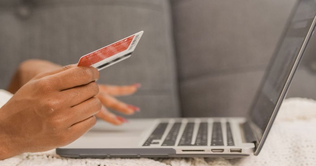 Saiba como estruturar um e-commerce WooCommerce do zero com foco em performance, arquitetura limpa, hooks essenciais e checkout sem atritos.