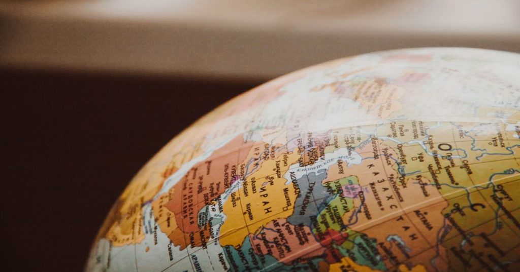 Aprenda a estruturar a expansão global de e-commerce Shopify: configure moedas locais, Shopify Markets, conformidade fiscal DDP e logística internacional.