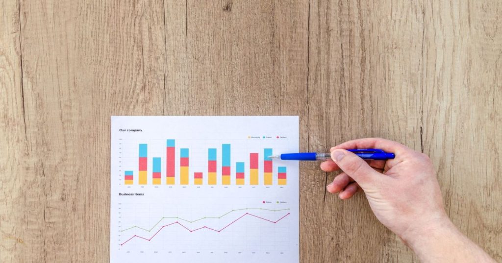 Aprenda a estruturar o rastreamento do Meta Ads na Shopify com Conversions API e Web Pixels para otimizar métricas de performance marketing e reduzir o CPA.