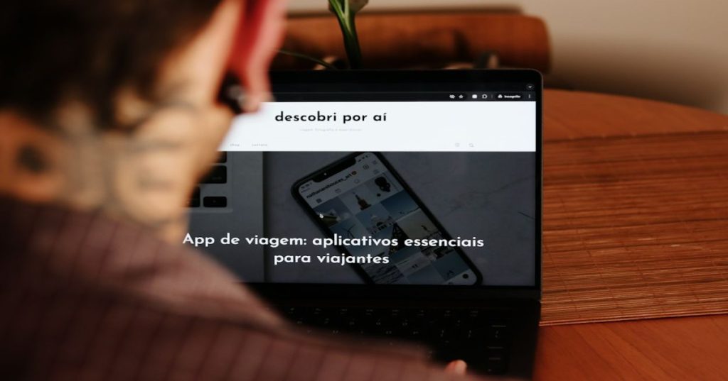 Aprenda estratégias de SEO avançado para sites de afiliados. Descubra como estruturar silos, aplicar EEAT, otimizar Core Web Vitals e blindar seu tráfego.