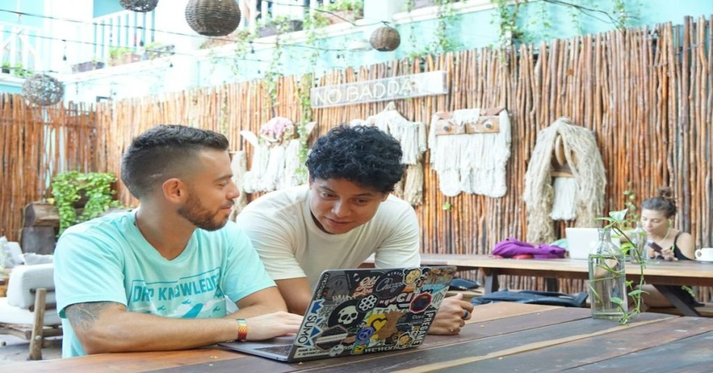 Aprenda a aplicar uma estratégia de SEO local mensal unindo otimização de perfil, links de autoridade, dados estruturados e técnicas de GEO e AEO.