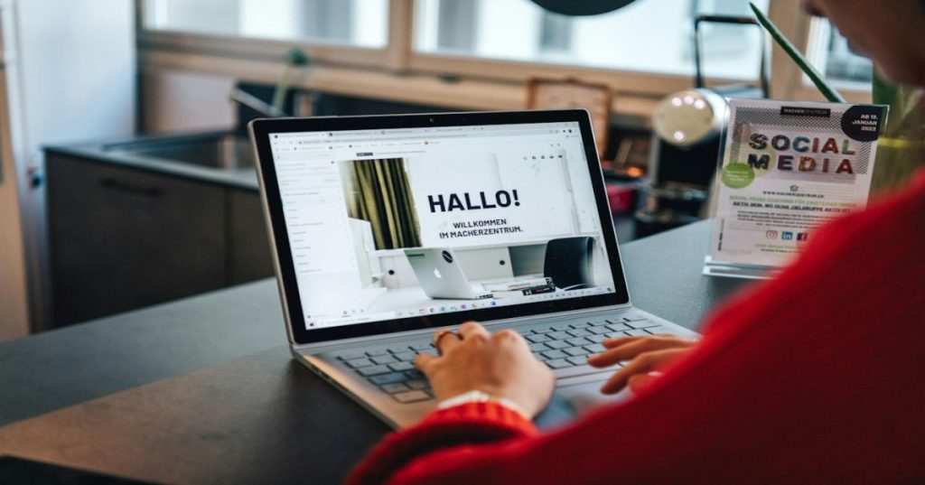 Aprenda como aplicar SEO para blog de saúde com base em diretrizes YMYL, boas práticas de E-E-A-T, dados estruturados Schema e estratégia de conteúdo.