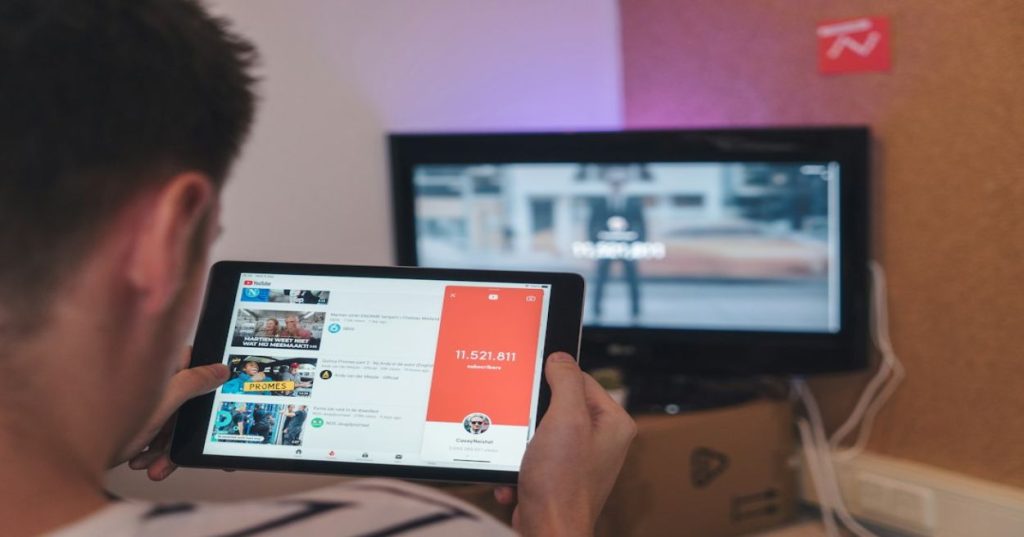 Aprenda a aplicar SEO para canais faceless no YouTube e na web. Otimize metadados, schema markup e entidades semânticas para tráfego orgânico.