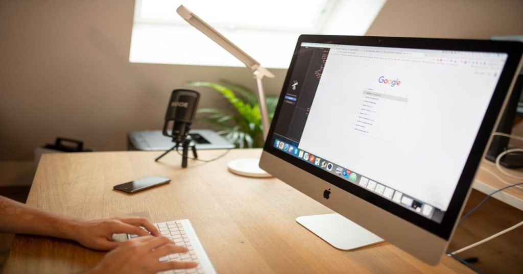 Aprenda a aplicar SEO para canal de YouTube e transformar buscas orgânicas do Google e da plataforma em novos inscritos contínuos.