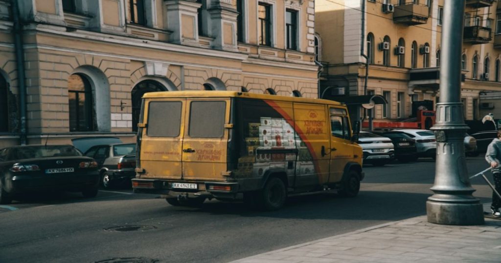 Aprenda a estruturar o SEO para delivery em estações de trem. Domine SEO programático, schema markup e performance móvel para capturar passageiros no Google.