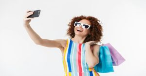 Aprenda a estruturar o SEO para e-commerce de óculos: arquitetura de categorias, controle de navegação facetada, Schema Markup e Core Web Vitals.