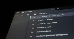 Aprenda a estruturar o SEO para empresas de mudança desde o desenvolvimento do site: arquitetura local, Schema Markup e otimização para Core Web Vitals.