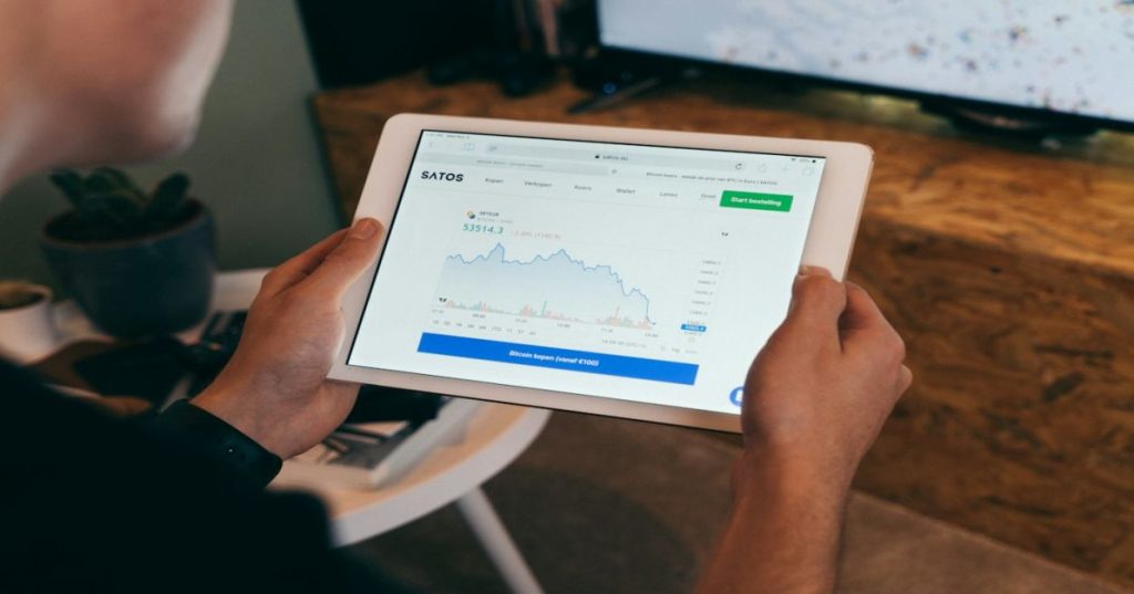 Aprenda a estruturar páginas de produtos corporativos unindo copywriting formal e SEO técnico para conquistar o topo do Google em mercados B2B.