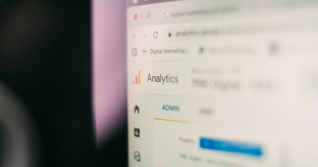 Aprenda a estruturar o SEO de sites corporativos para negócios diversificados. Domine arquitetura em silos, dados estruturados e autoridade de domínio.