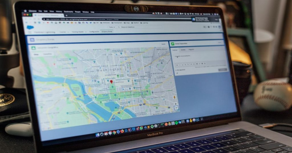 Descubra como criar um site de serviços com chat ao vivo sem perder posições no Google. Técnicas de SEO técnico, Core Web Vitals e dados estruturados.