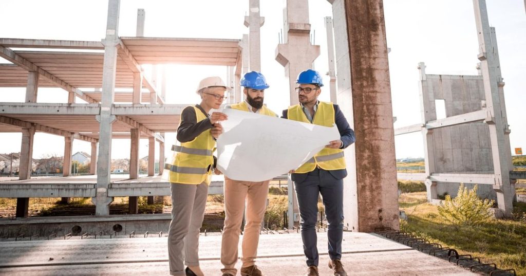 Aprenda a estruturar o SEO para sites industriais responsivos, combinando Core Web Vitals, dados estruturados B2B e indexação mobile-first eficiente.