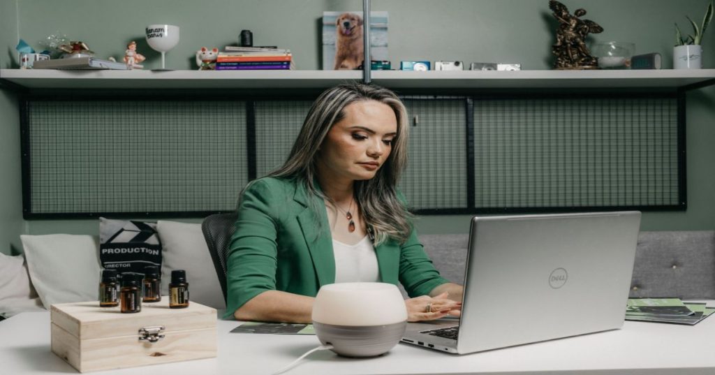 Aprenda como estruturar uma loja Shopify profissional, responsiva e focada em conversão utilizando os melhores recursos do ecossistema Shopify.